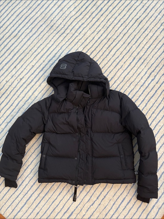 Aritzia Jackets & Blazers - Aritzia Women's Black Hooded Puffer Jacket